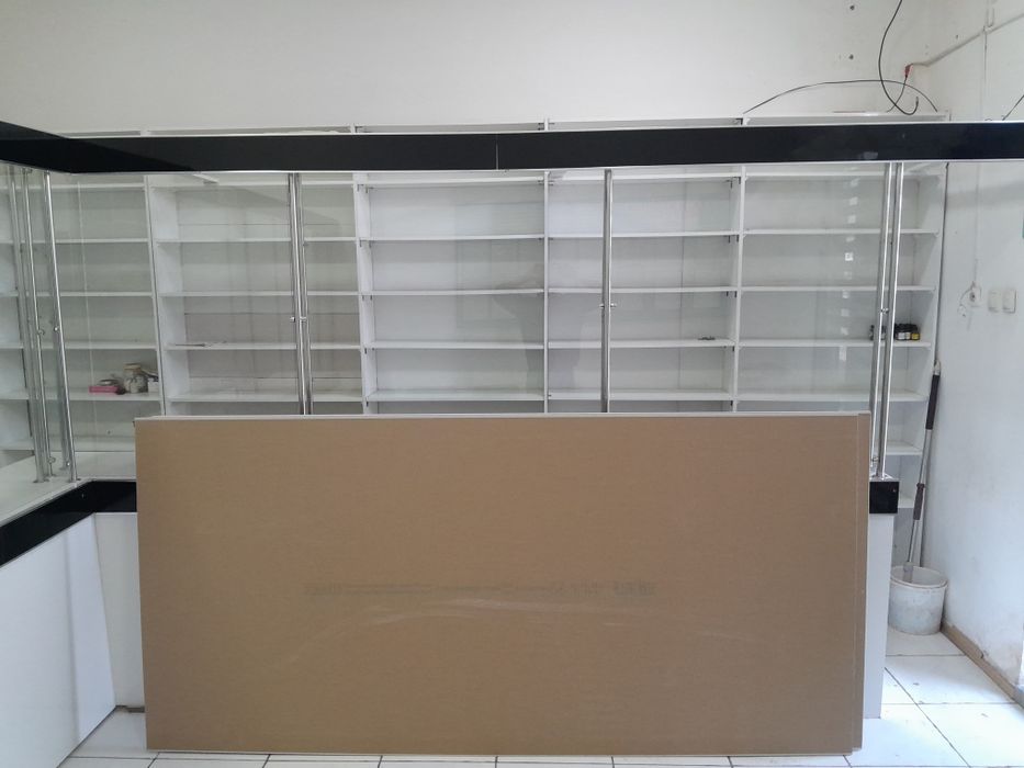 Polkalar savdo dòkoni uchun va apteka yozuvli reclamation harflari