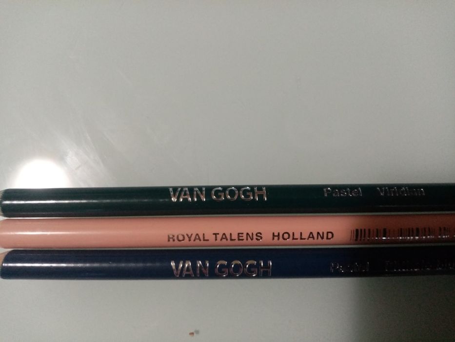 Vând creioane colorat
