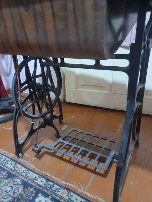 Продам швейную машинку идиалном состояние .