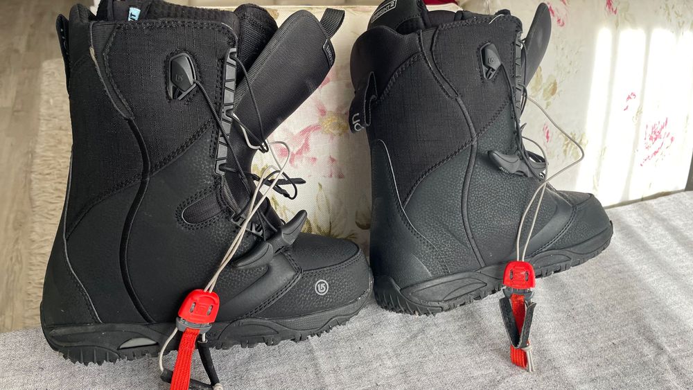 Boots snowboard fete Burton Emerald marime 36.5