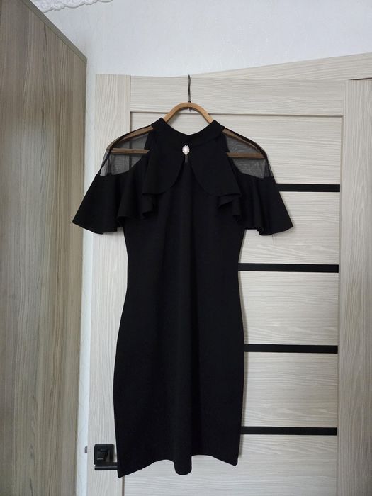 Чёрное элегантное платье с воланами и сеткой
