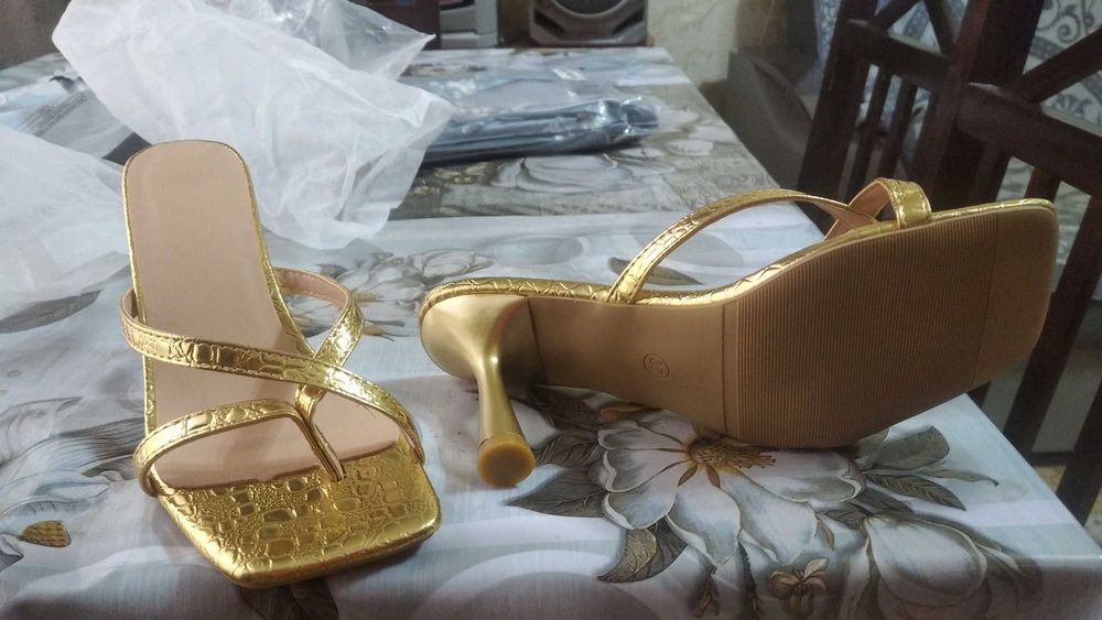 Продаются шлепки на каблуке