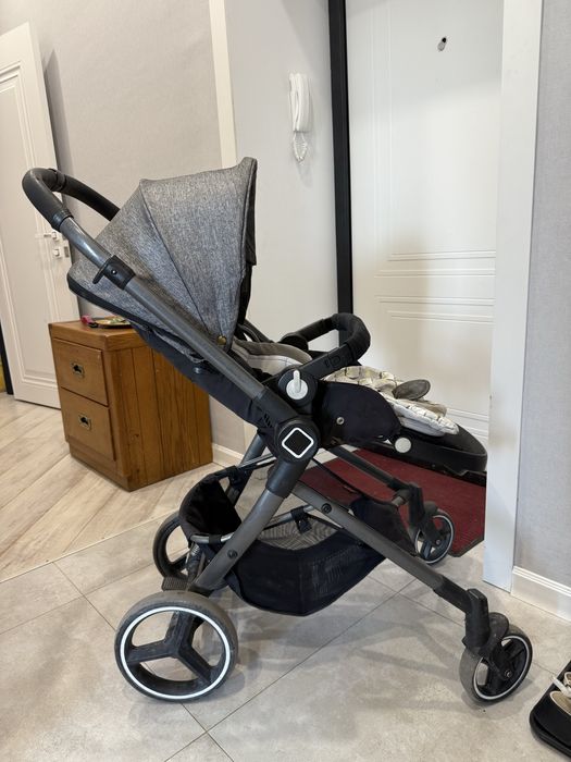 Продам коляску от рождения до 4 лет