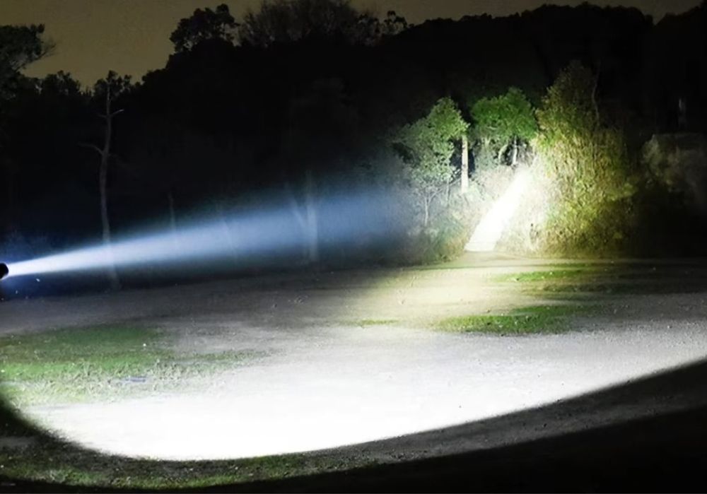 Мощный фонарь-фароискатель