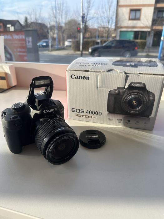Aparat foto DSLR Canon EOS 4000D cu obiectiv 18-55mm DC III