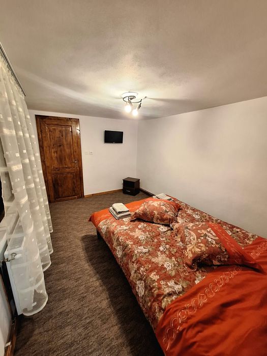 Închiriez casă de vacanță la munte