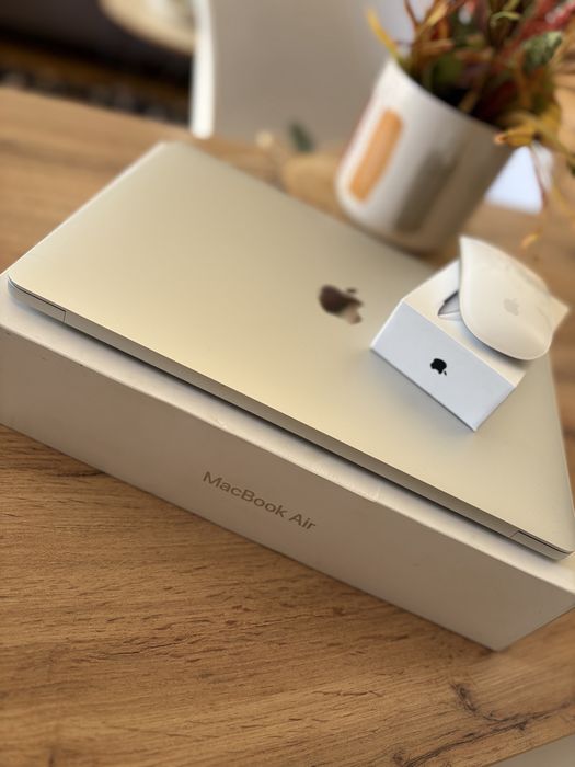 Продава се McBook air 13