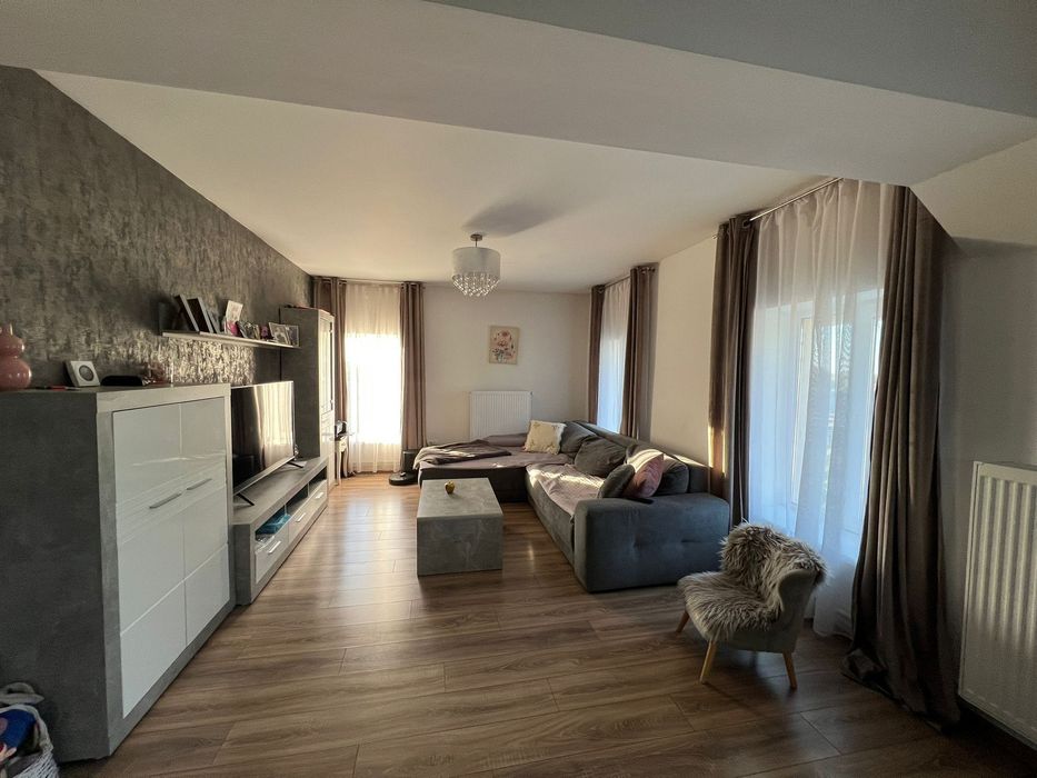 Vând apartament 124 mp util, complet mobilat, cu toate utilitățile în centrul localității
