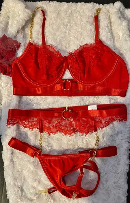 Set lenjerie sexy cu lanturi aurii, portjartier si ciorapi plasa