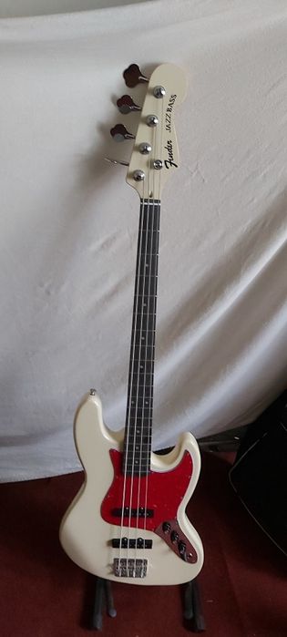 Vând  chitara bas
