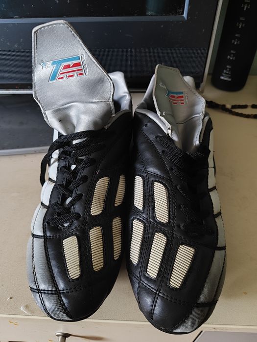 Продам бутсы футбольные