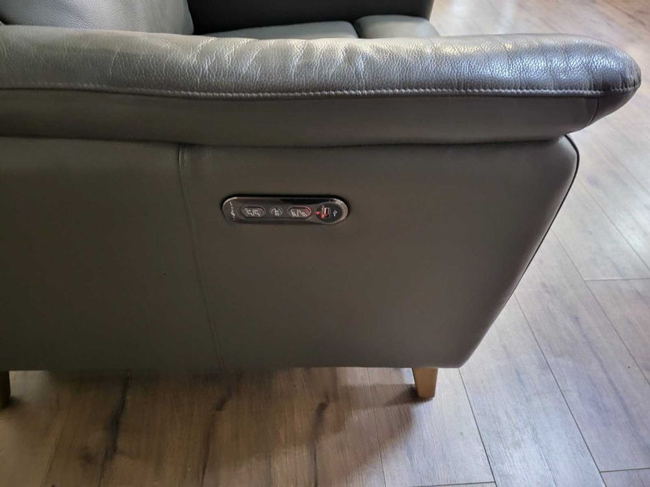 Тъмно сив кожен фотьойл La-z-boy с електрически релаксиращ механизъм