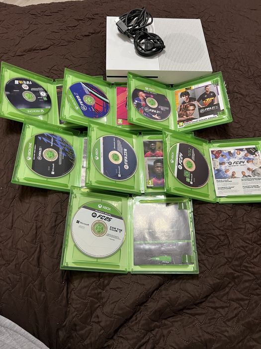 Consolă Xbox One S + 14 Jocuri (EA FC 25, Dark Souls 3, Mortal Kombat XL)