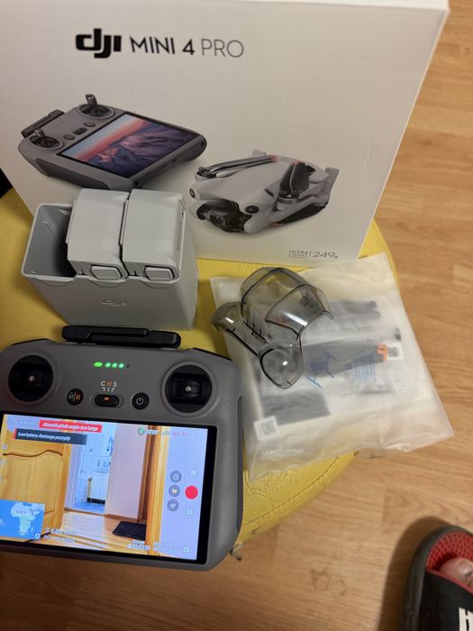 DJI Mini 4 Pro Fly More Combo + DJI RC 2 + 3 baterii + Geantă + Card 256 GB