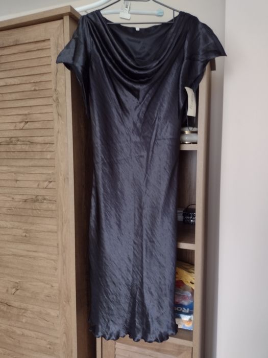 Сатенена черна испанска рокля чисто нова.