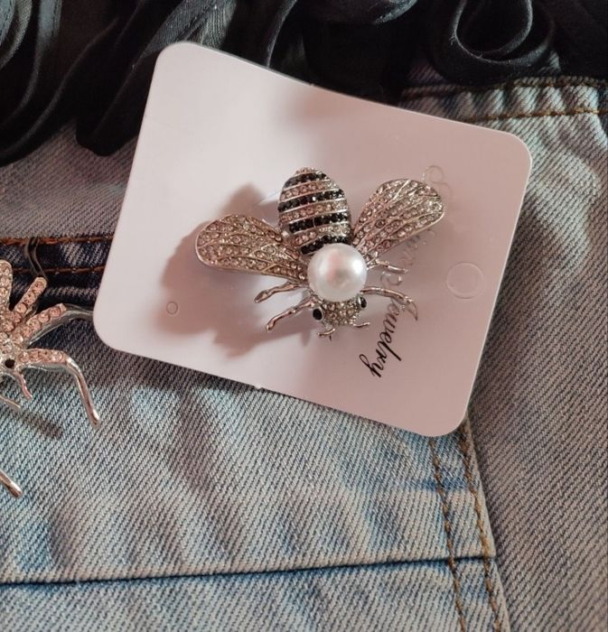 Брошка пчеличка с камъни и перла