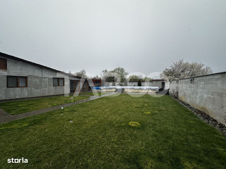 Casa individuala cu piscina de vanzare formata din 2 apartamente