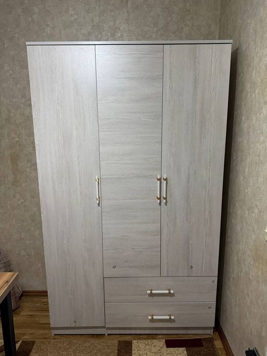 Shkaf sotiladi dastafka ustanovka bepul buladi ichida