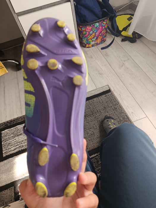 Vând papuci de fotbal puma