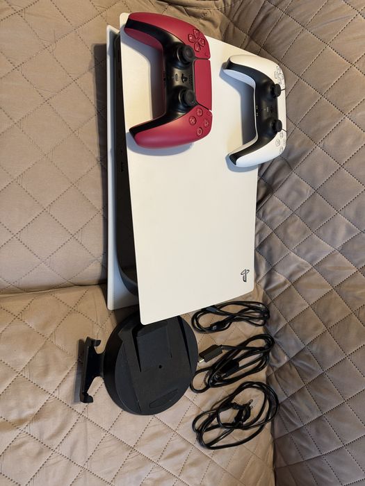 PlayStation 5 cu disc – CFI-1216A + 2 controllere DualSense + suport