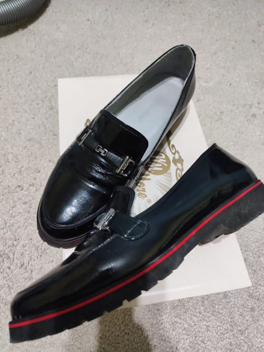 Продам лаковые лоферы