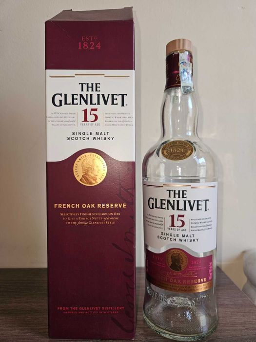 Бутилки от уиски в оригиналните им кутии