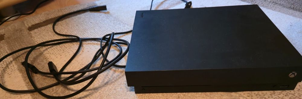 Xbox One X 1TB + Controller + 25 Jocuri fizice (Se pot vinde separat)