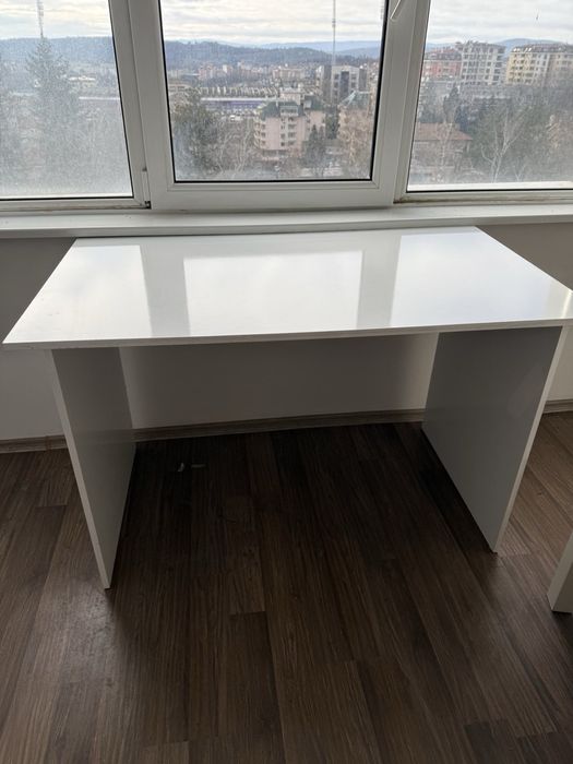 Бюро бял цвят- гланц