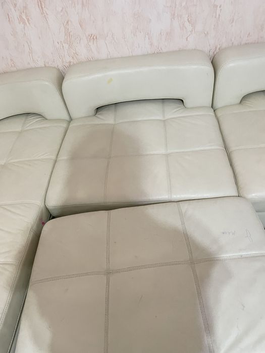 Диван белый кожанный