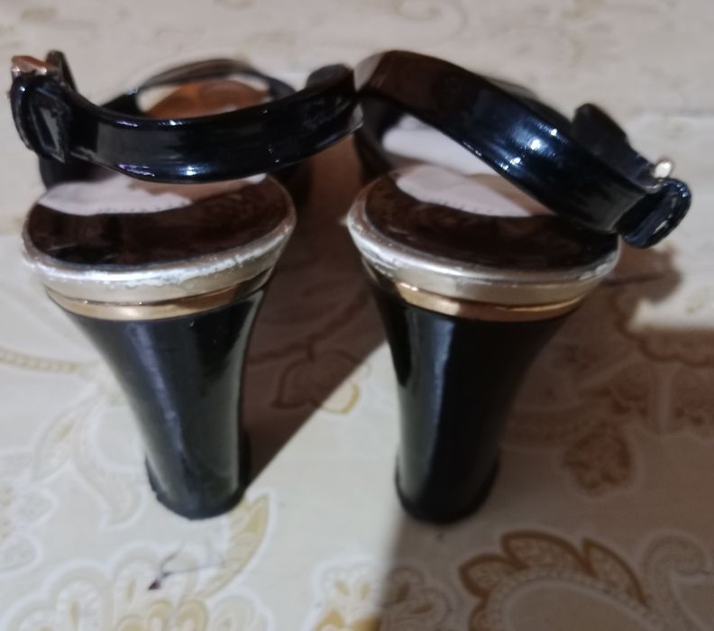 Продам босоножки