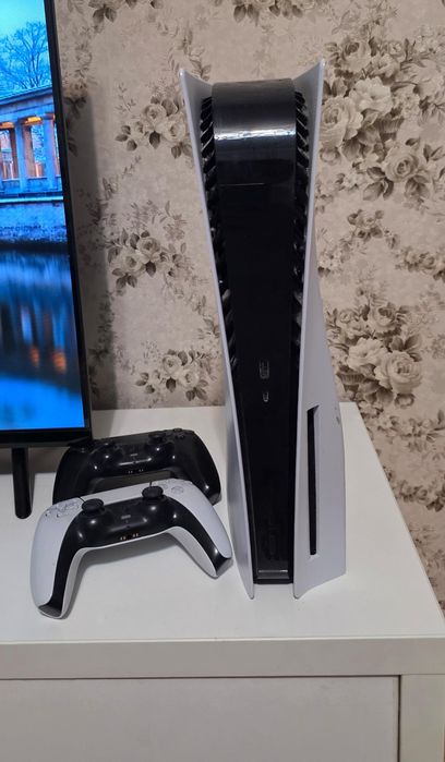 PS5  2 джойстика, 4 игры