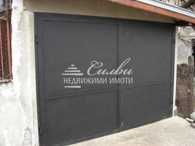 Предлага се ТУХЛЕН гараж - кв. Тракия!