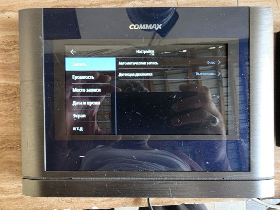 Цветной сенсорный домофон COMMAX