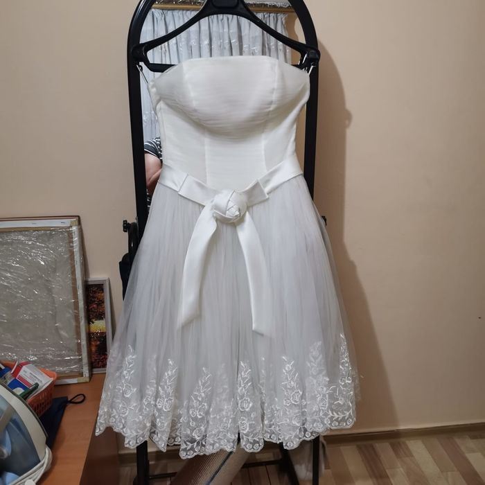 Платье цвета айвори.