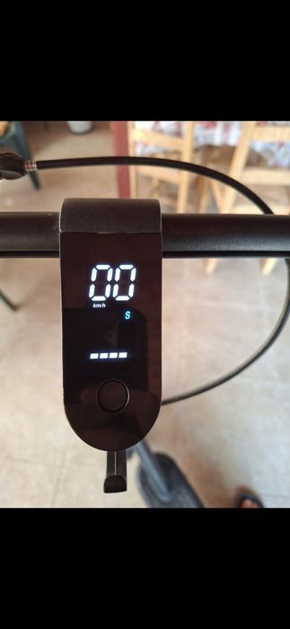Trotinetă electrică 250W | 25 km/h | Încărcător inclus