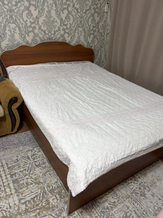 Кровать двухспальная с матрасом