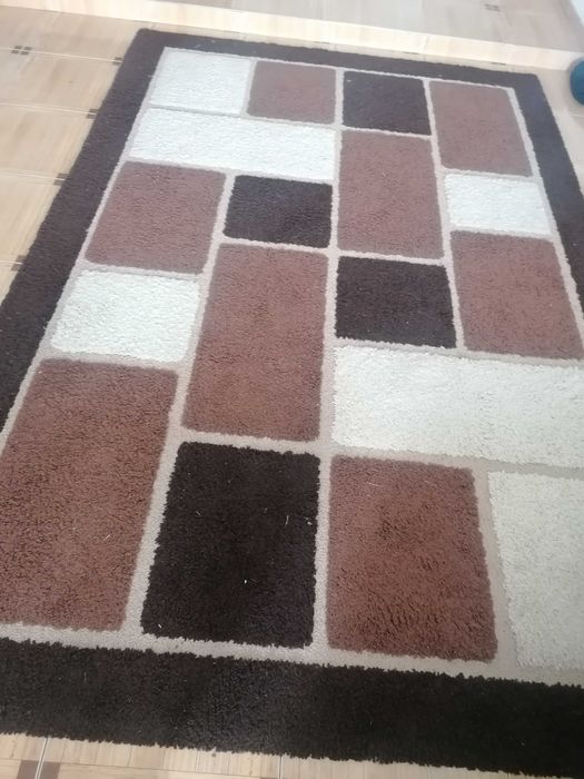 Covor living în nuanțe de bej și maro