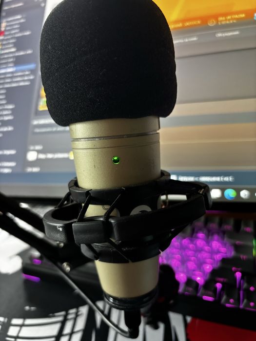 Продам микрофон C1-U behringer.