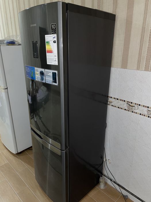 Холодильник Samsung