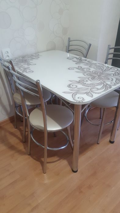 Продаю кухонный стол со стульями