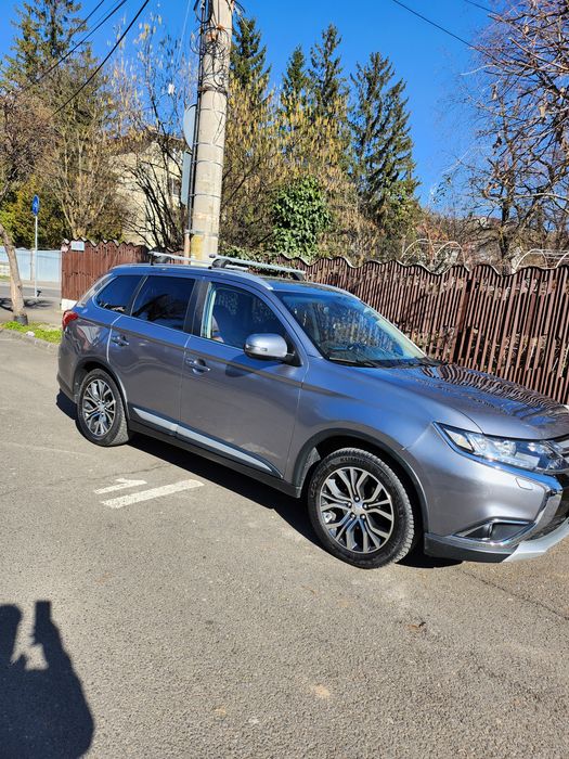 Vand  mitsubishi outlander 2016 sau schimb cu hibrid suv