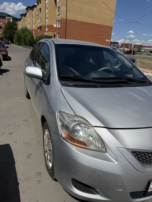 Toyota Yaris 2010 года