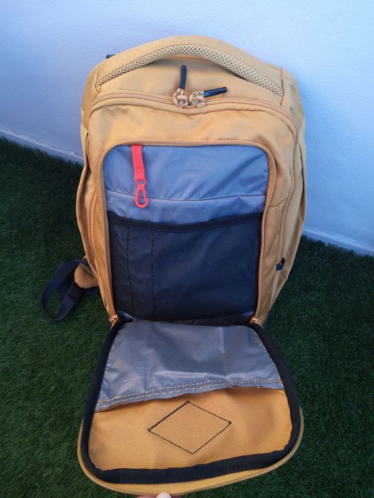 Rucsac Decathlon pt drumeție, 16L, cu buzunare, galben, aproape nou