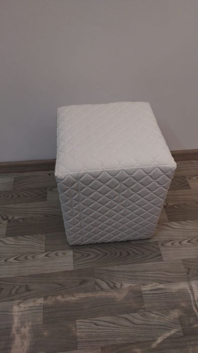 Taburet tapițat din piele albă