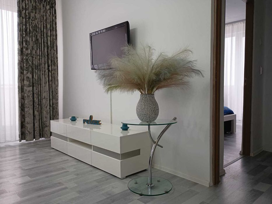 Apartament la cheie cu 2 camere și 2 balcoane complet mobilat și utilat vizavi de piața de zi și Penny. Se acceptă plata în rate