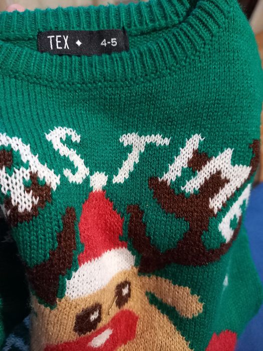 Pulover Crăciun, 4- 5ani, polar roșu,purtate de 2-3 ori.