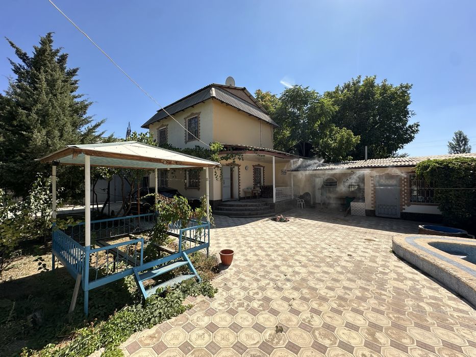 Частный дом с видом на реку. Daryo manzarali xususiy uy.