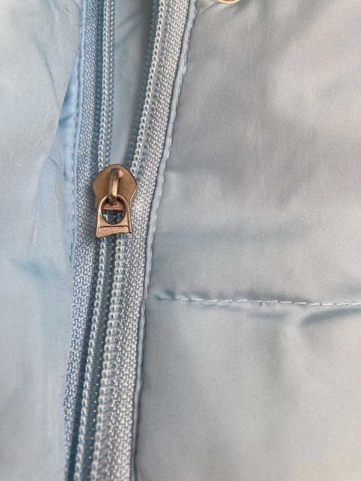 Светло син елек със сваляща се качулка