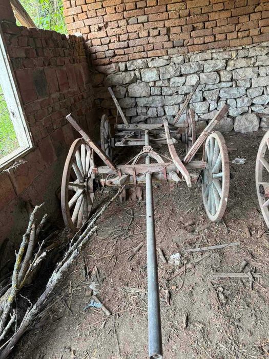 Продавам 2 стари каруци.