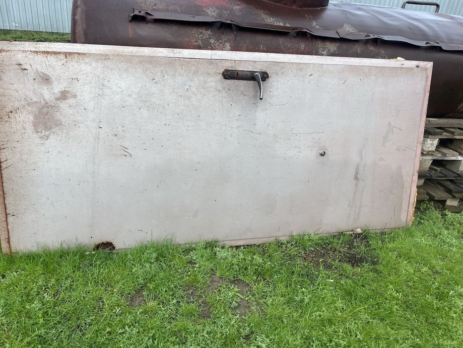 Железный дверь.